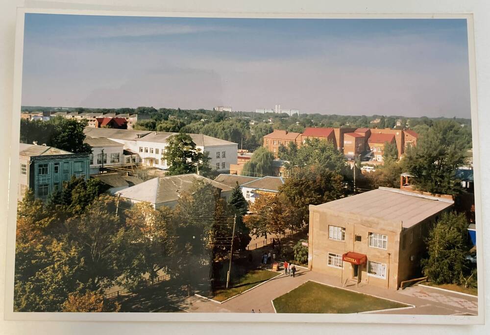 Фото цветное, улица Вокзальная, район центральной аптеки, ст. Каневская