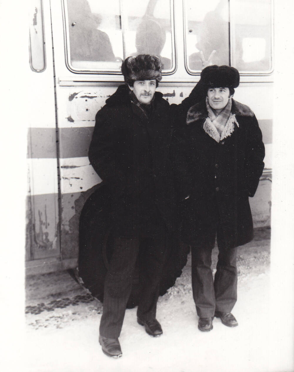 Фото черно-белое. Кислицын Валерий Яковлевич и Буряк Сергей Дмитриевич.