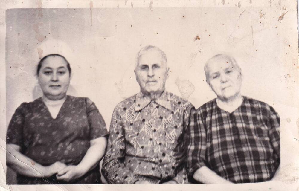 На снимке Стригуль Меланья Антоновна с родителями