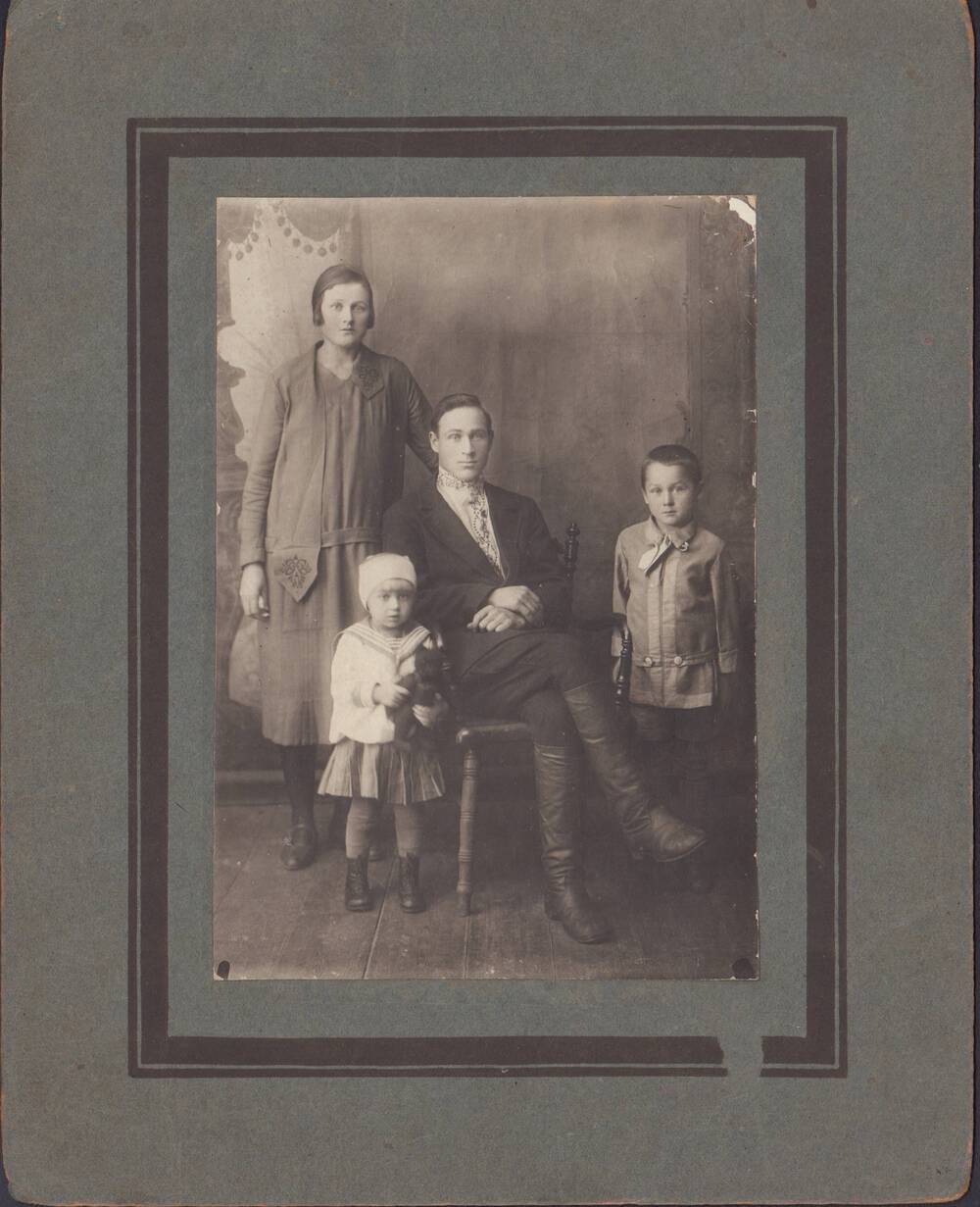 Фотоснимок групповой на паспарту (4 человека) семьи Подрезова М.Т. (сидит в кресле) Фото 1936 года.