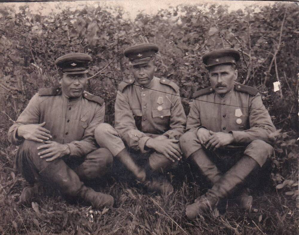 На снимке Кравченко Антон с фронтовыми товарищами