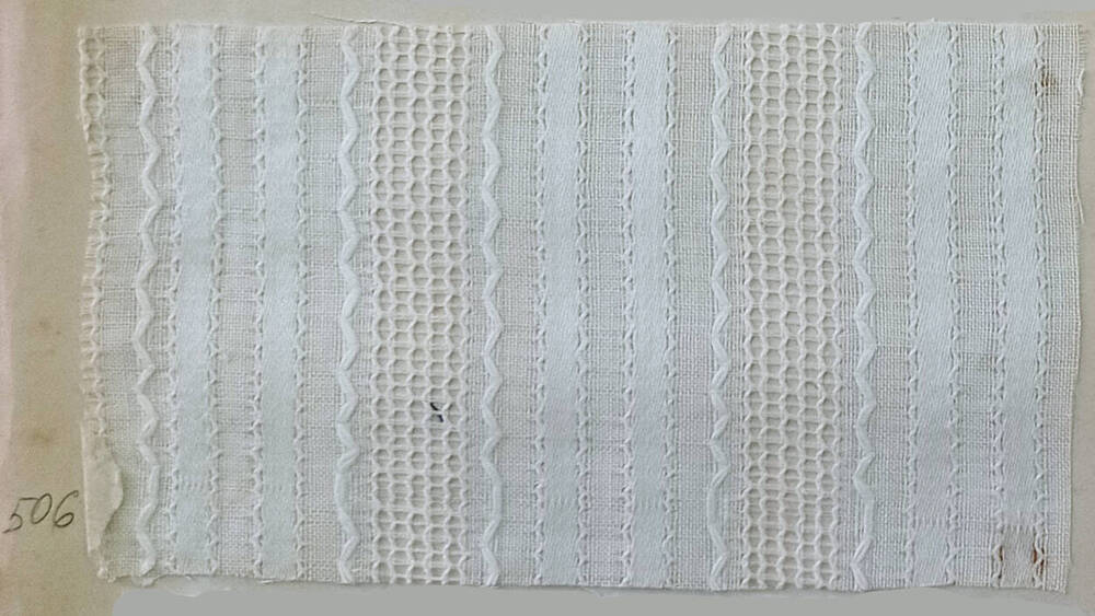 Образец ткани из альбома  тканей, выпускавшихся  фабриками  г.Павловского Посада в конце XIX - начале XX вв.