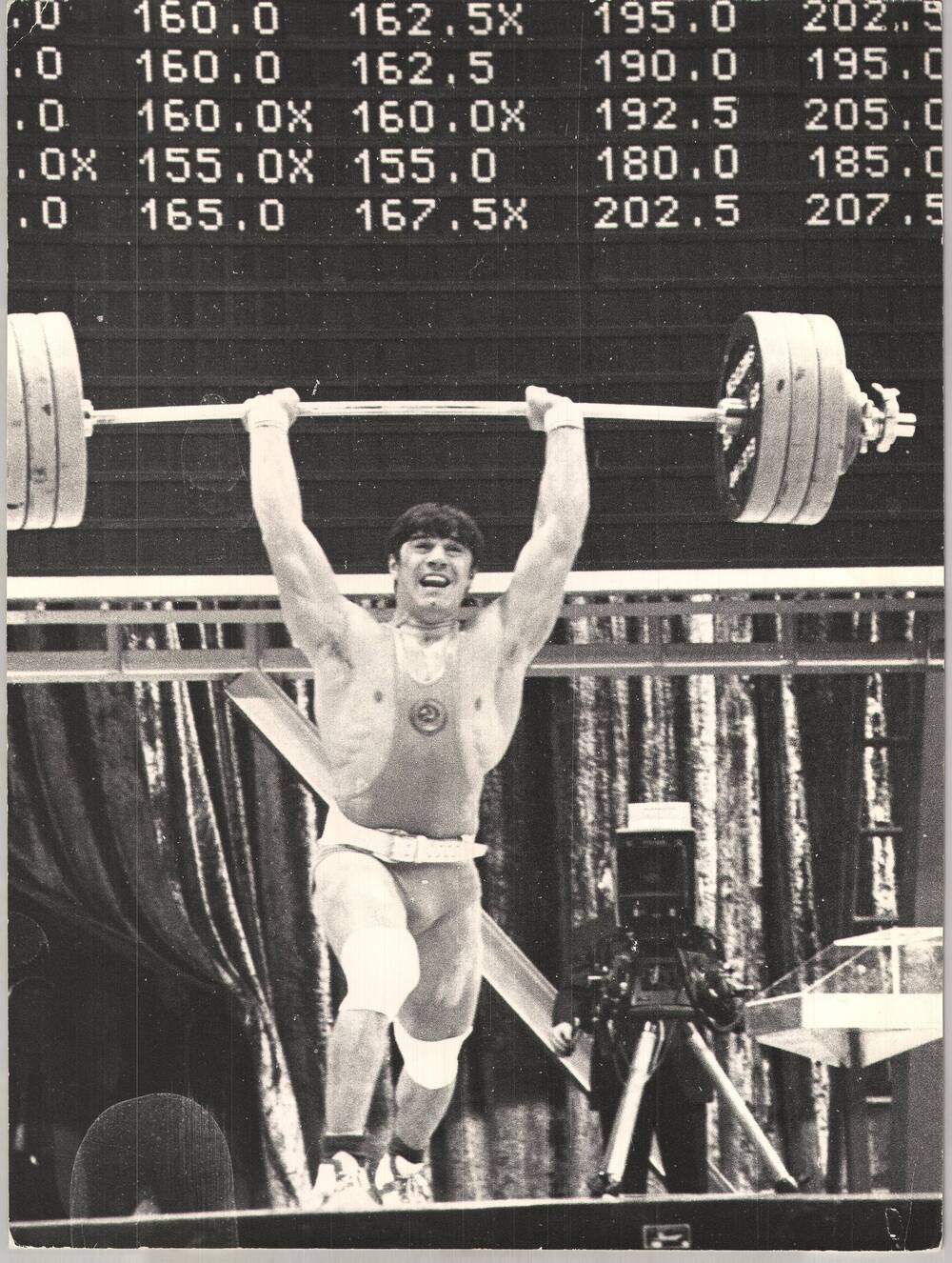 Фотография. Чемпион Олимпийских игр в Монреале 1976 г. по тяжелой атлетике Д. Ригерт выполняет толчок штанги