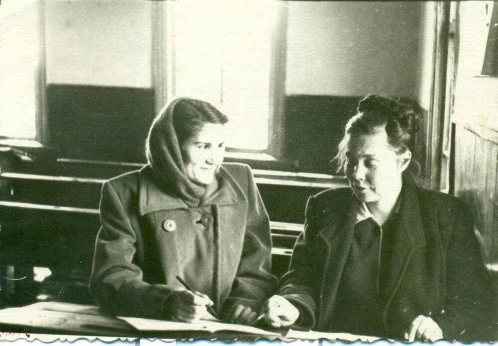 Фотография чёрно-белая: Каркле З.М. (справа) в классе.