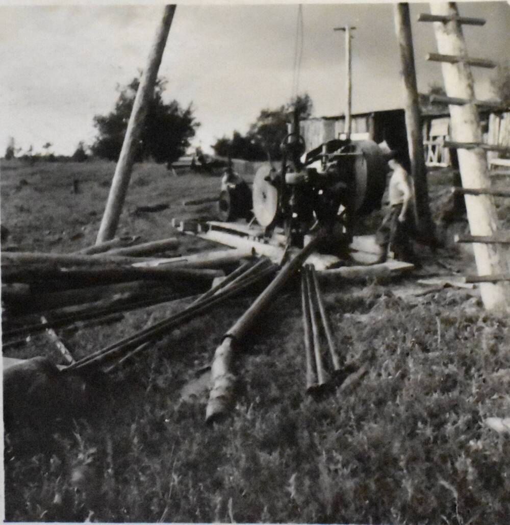 Фотоальбом 1954-1958 гг. Выдавливание керна из колонковой воздухом. от двигателя Андижанец-13