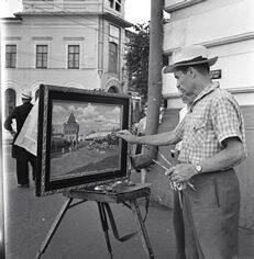 Сергей Евгеньевич Донбин пишет маслом пл. Минина и Дмитриевскую башню Кремля.