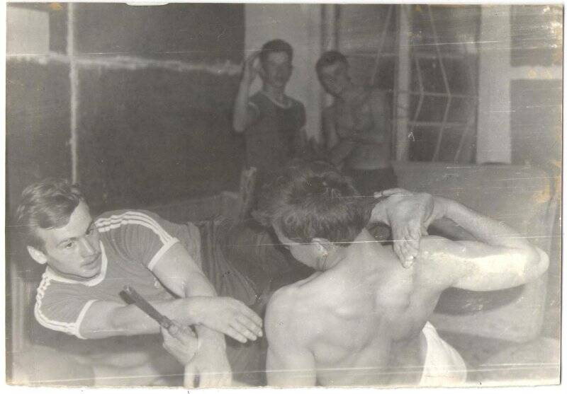 Фото: четыре солдата Советской Армии в спортзале на занятиях. 1-й слева Коваляк Юрий Емельянович