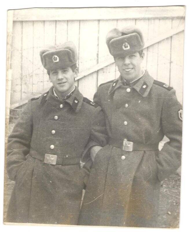 Фото: два солдата Советской Армии, Коваляк Юрий Емельянович слева