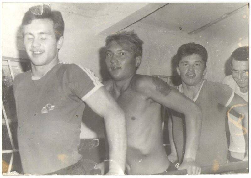 Фото: солдаты  Советской Армии (четверо) в спортзале роты. Коваляк Юрий Емельянович впереди