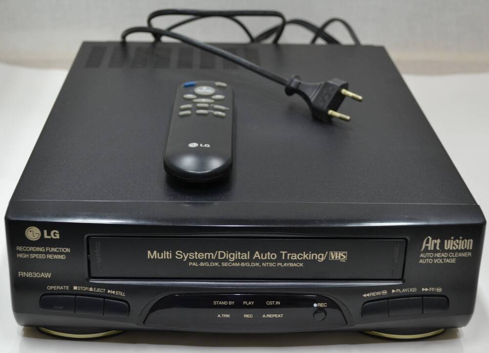 Видеомагнитофон кассетный с воспроизведением LG, модель RN830AW с пультом дистанционного управления.