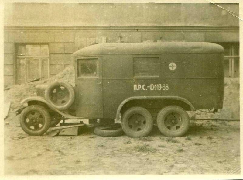 Фотография. Санитарная машина, попавшая под обстрел. Из комплекта: Архив семьи Вильчевских