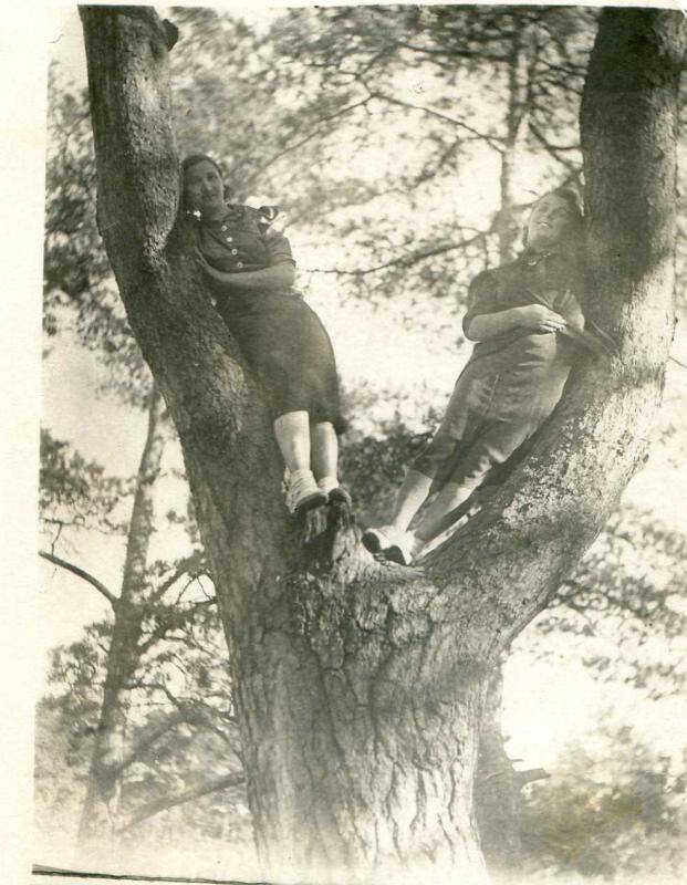 фотография. Вильчевская Анна с подругой. Из комплекта: Архив семьи Вильчевских