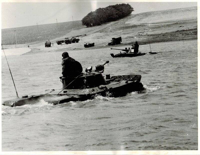 Фотография. Форсирование водной преграды БМД-2