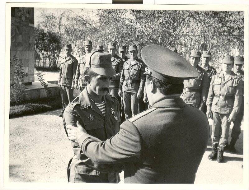 Фотография. Командующий ВДВ генерал-полковник Калинин Н.В.  в расположении 345-го полка