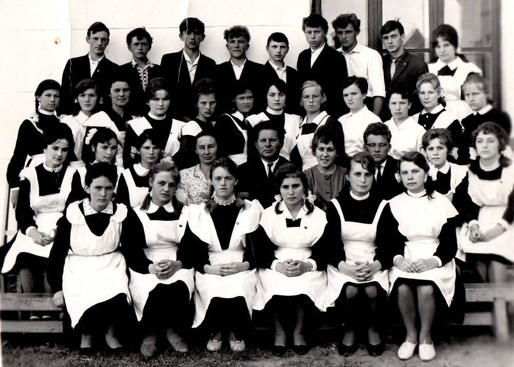 Фотография. Группа выпускников и учителей Вахтанской средней школы, 1966 год.