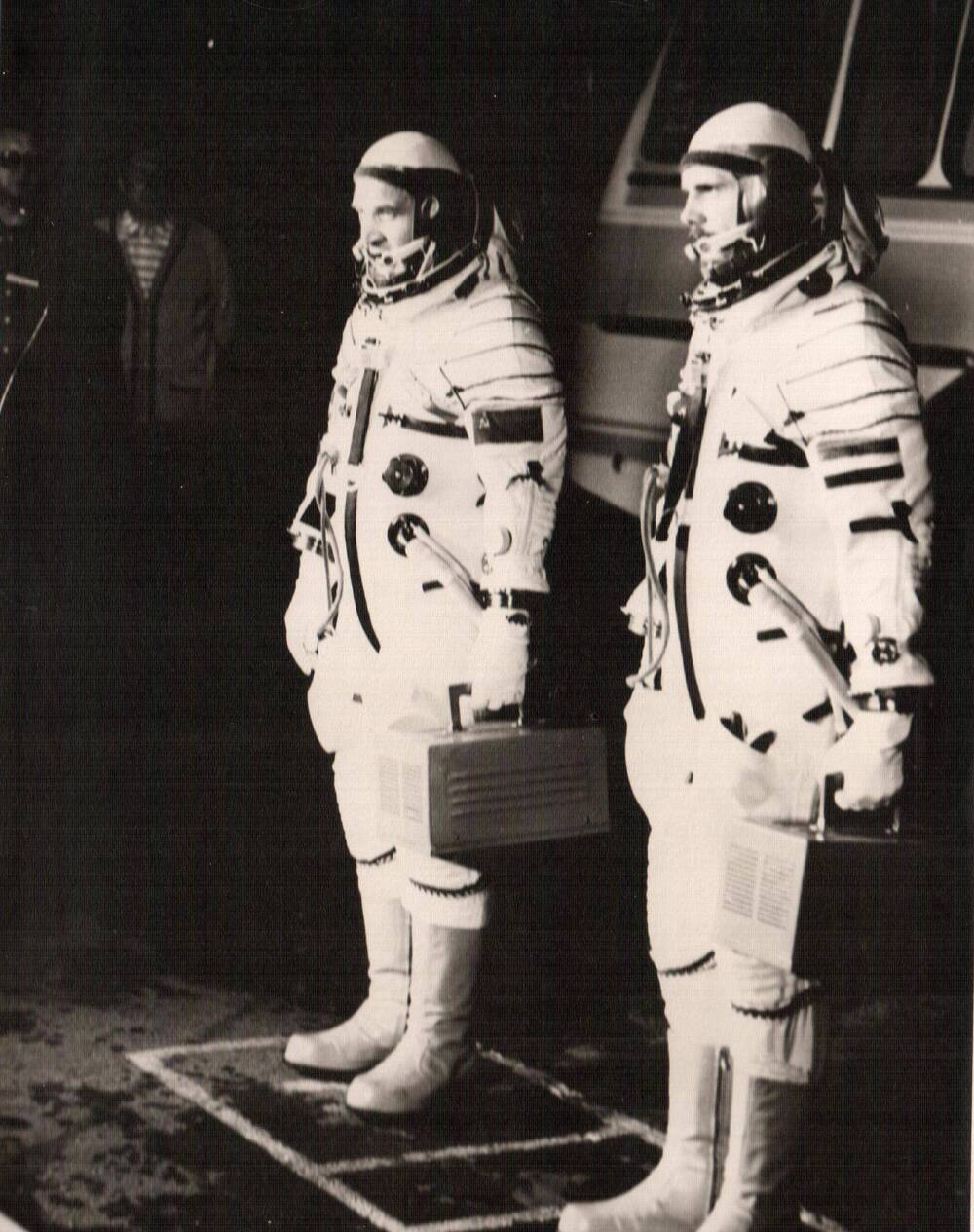 Фото космонавтов Кубасова В.Н. и Фаркаш Б.(ВНР) на площадке у ракеты Союз - 36.