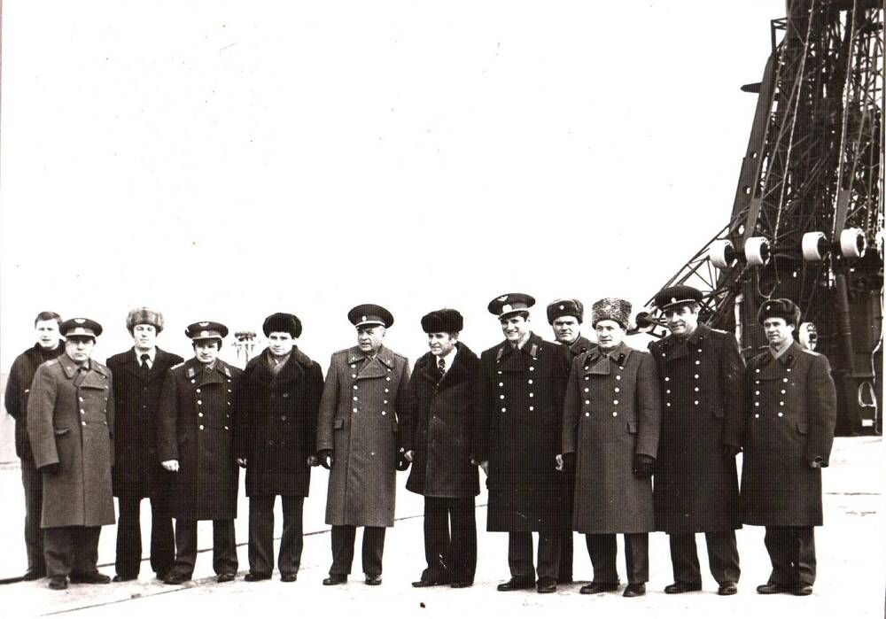 Фото экипажа корабля Союз Т-3 и руководителей полёта.