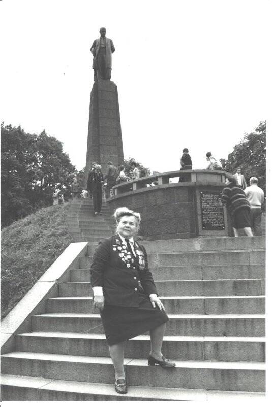 Фотография. Поездка ветеранов-десантников в г. Канев. Михайлова-Гагарина Н.И. у памятника Шевченко