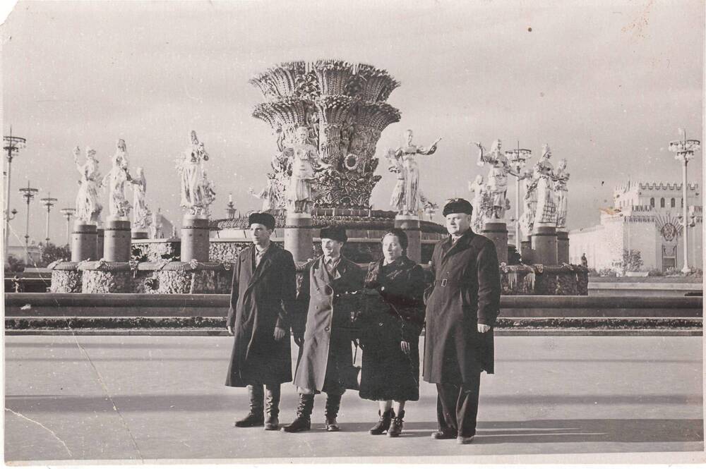 Фото, осень 1958г – делегация района на ВДНХ