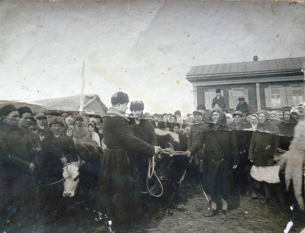 Черно-белое фото селян.