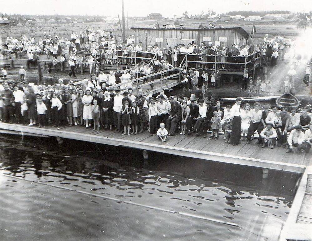 Фотография. Соревнования по плаванию на реке Вахтан, в надстроенном бассейне, 1950-е годы.