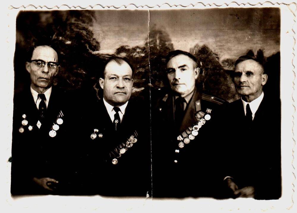 Фото Есина Павла Севостьяновича (второй справа).