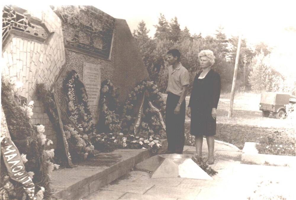 Фото посещения братской могилы родными Ф. Маруды.