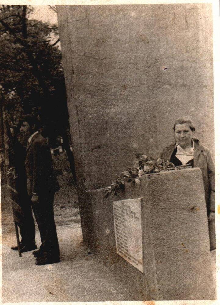 Фото у могилы брата Фёдора Маруды.