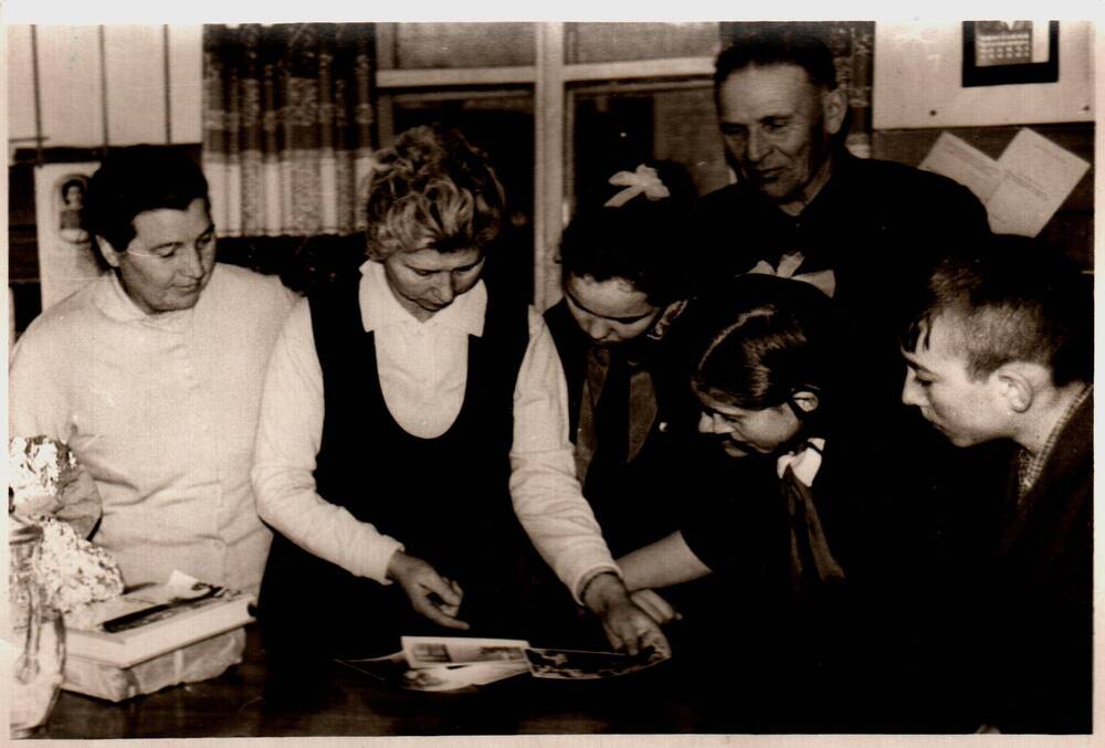 Фото встречи жены Ф. Маруды с юными краеведами Шарлыка.
