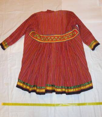 Кафтан (шовыр) марийский домотканый красного цвета в полоску с длинными  рукавами.