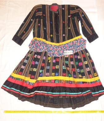 Платье марийское домотканое черного цвета в полоску с длинными рукавами и  вышитыми цветами.