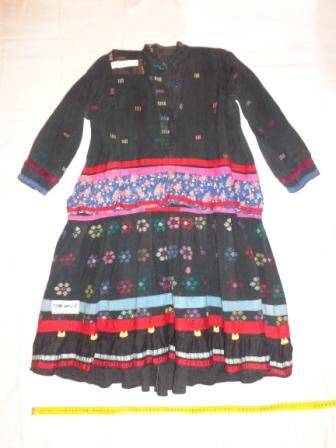 Платье марийское домотканое с длинными рукавами черного цвета, украшено вышивками.