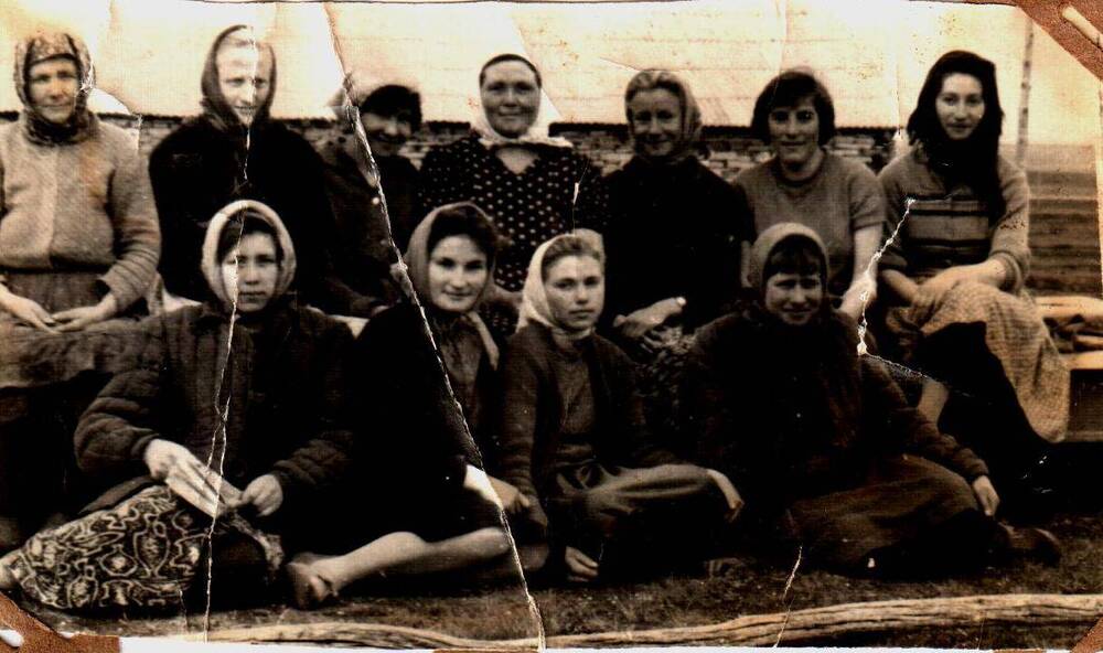 Фото женщин с. Новоникольского во время уборки зерна.
