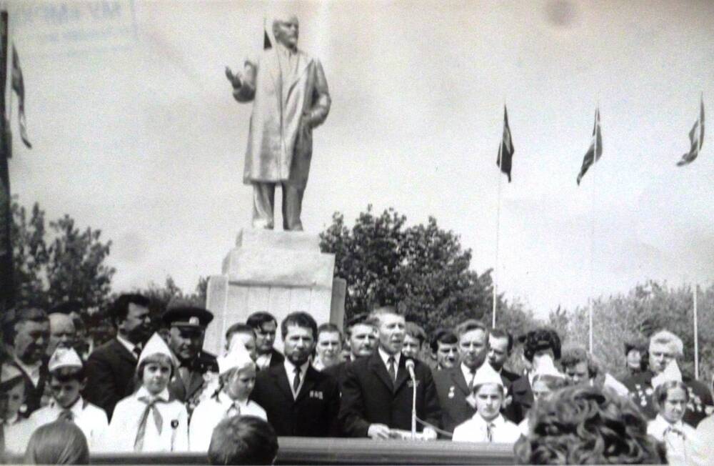 Фотография. черно-белая 1 мая 1980г. митинг.