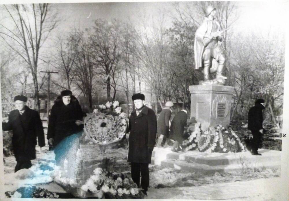 Фотография. черно-белая. Возложение венков в Парке Красных Партизан 1969г.