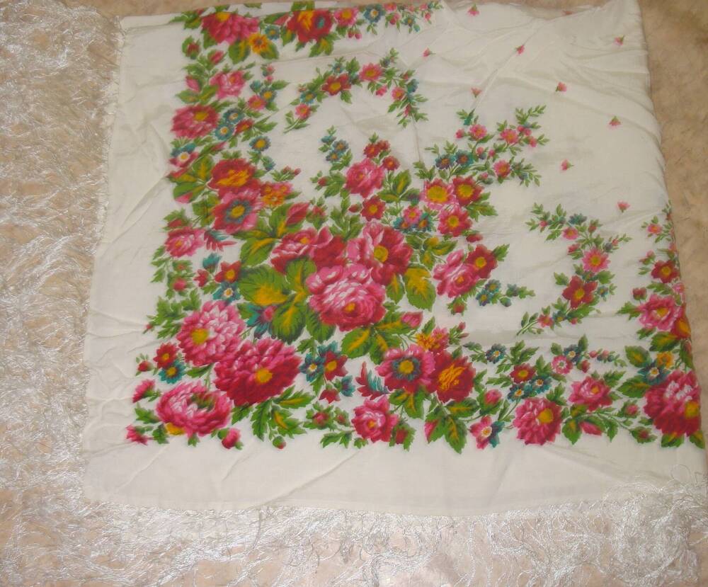 Платок шёлковый с цветами.
