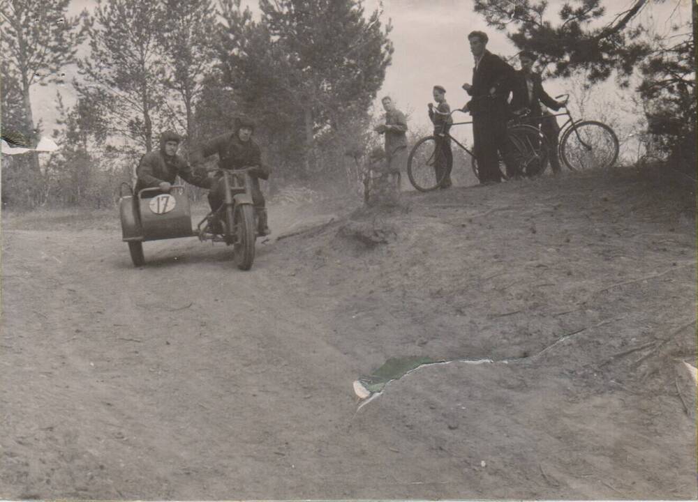 Фотография сюжетная. Мотокросс летний. г.Ирбит 1952г. Принадлежала Серебрякову В.В.