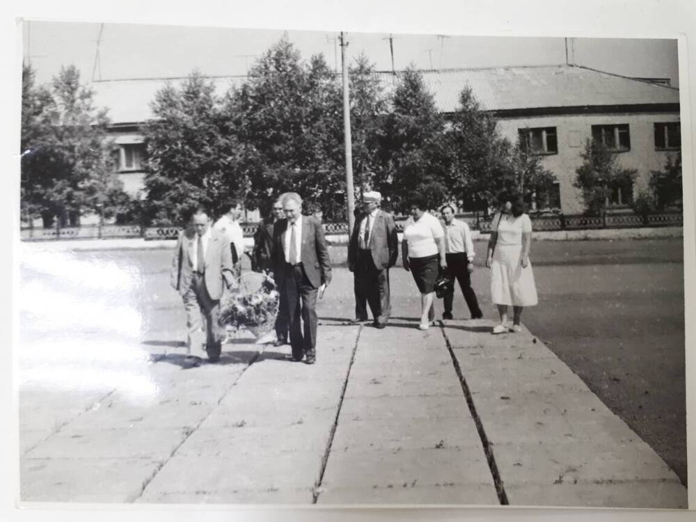 Фотография. Момент возложения цветов к бюсту Салавата Юлаева.