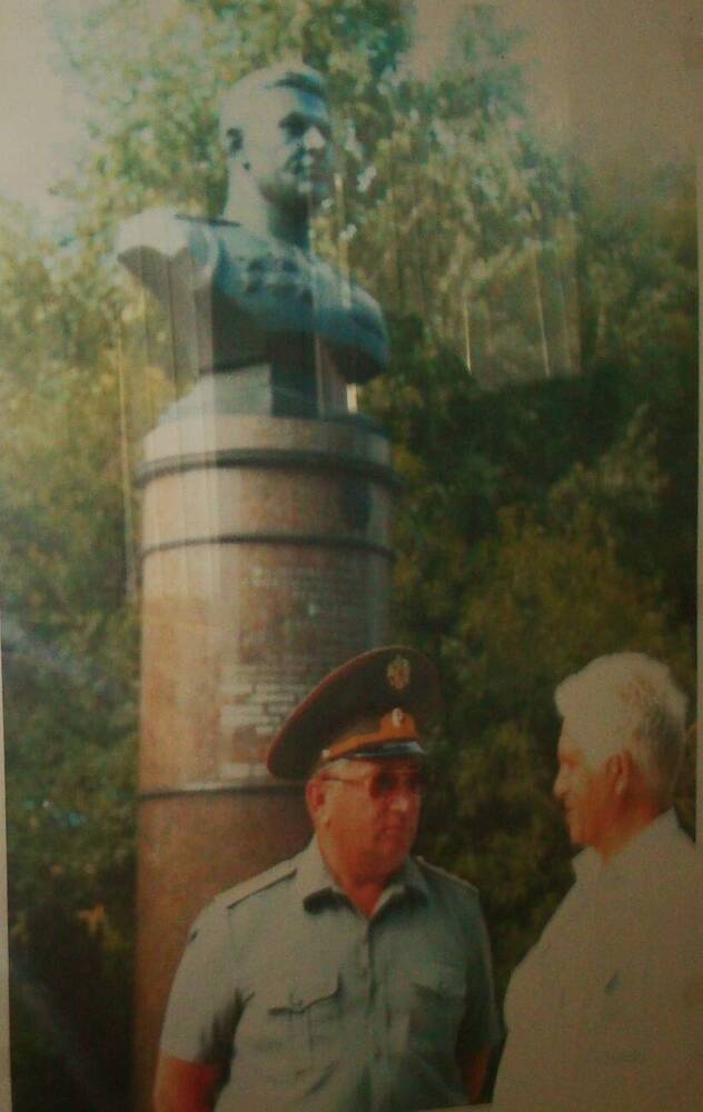 Фото Баранова В.П. и корреспондента Зубкова М. у памятника А.И. Родимцеву.