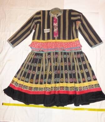 Платье марийское домотканое, черное в полоску с длинными рукавами.