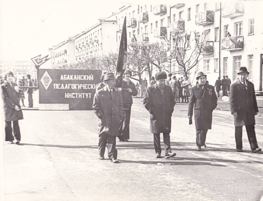 Фотография черно-белая: Ултургашев С.П. на Первомайской демонстрации. г. Абакан. 1995 г..