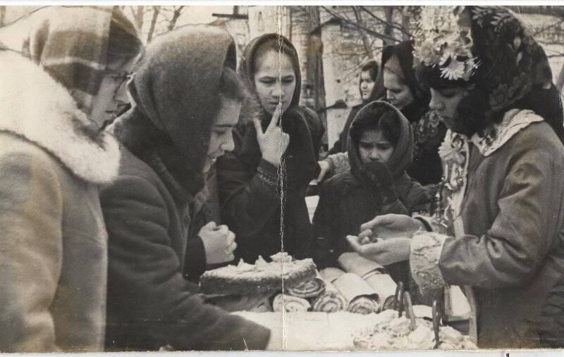 Фотография. Проводы зимы 1974 г. Девушки-участницы с угощениями.