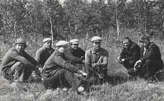 Фотография. Механизаторы колхоза Родина во время перерыва.