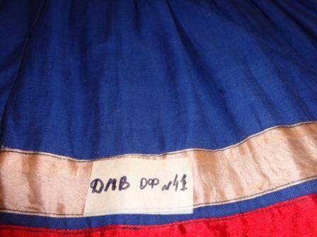 Платье марийское из хлопчатобумажной ткани синего цвета с длинными рукавами.