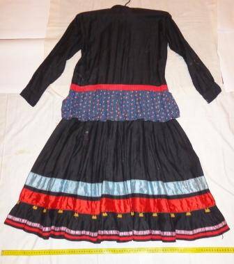 Платье марийское ситцевое черного цвета с длинными рукавами.