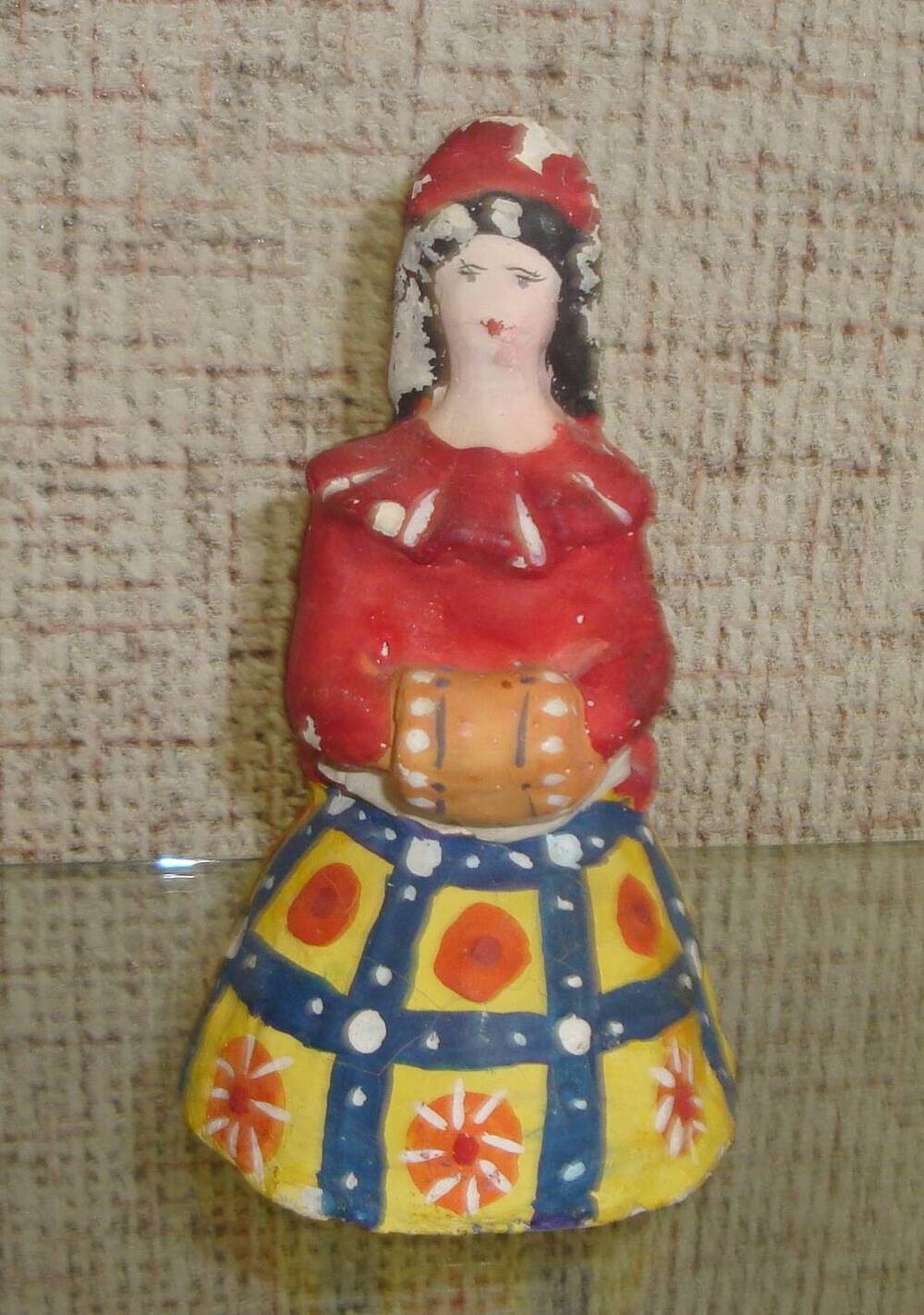 Глиняная игрушка Барыня с муфтой.