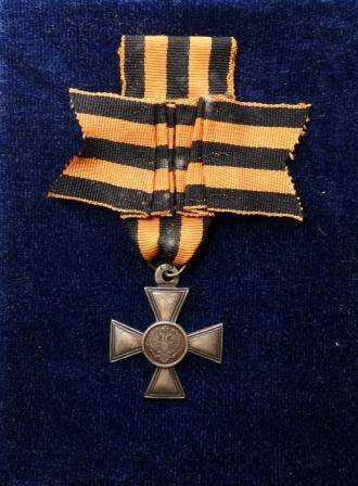 Георгиевский крест 3 степени с бантом.
