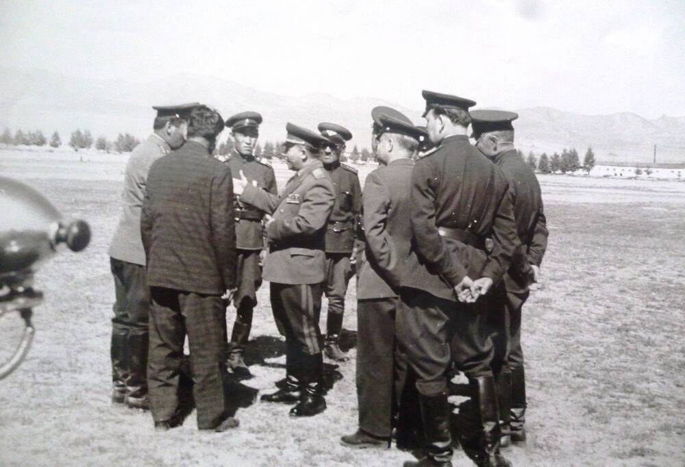 Фотография ч/б. Групповое фото аэропорт Монголия 1969г.