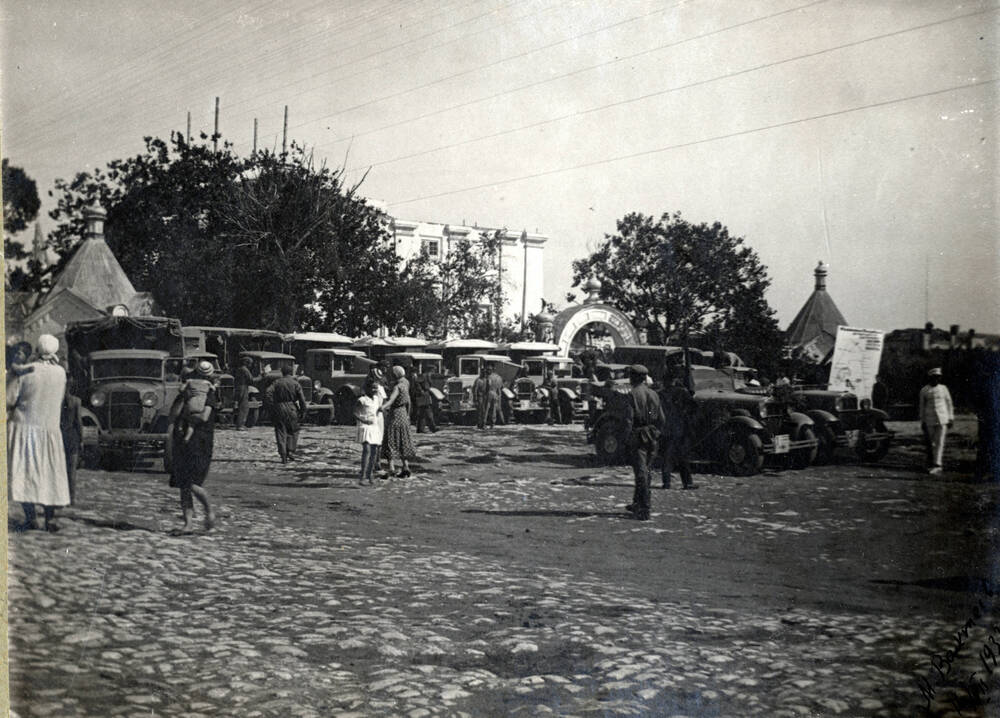 Фото. Автоколонна размещается на площади «Свобода», г.Бузулук,16.07. 1933 г.