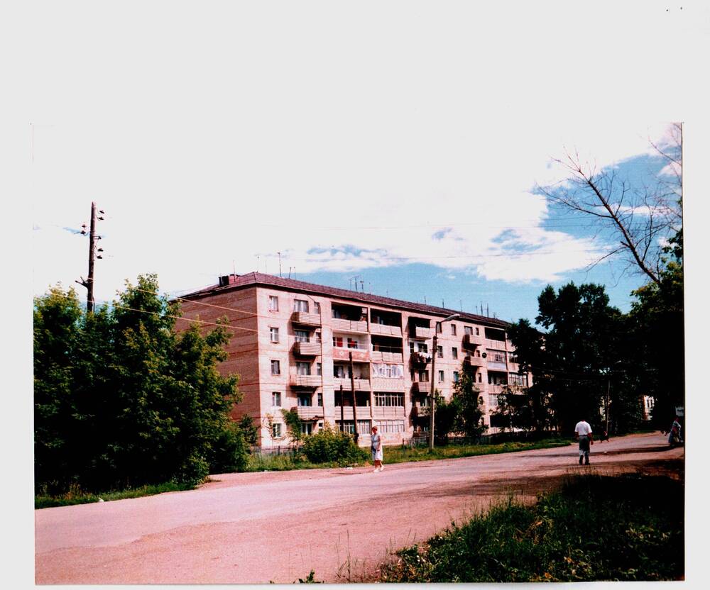 Фото пятиэтажного дома в центре с. Шарлык.